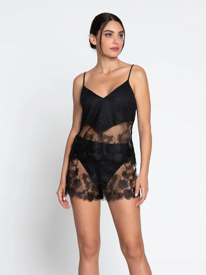 Short bordado con incrustaciones de organza