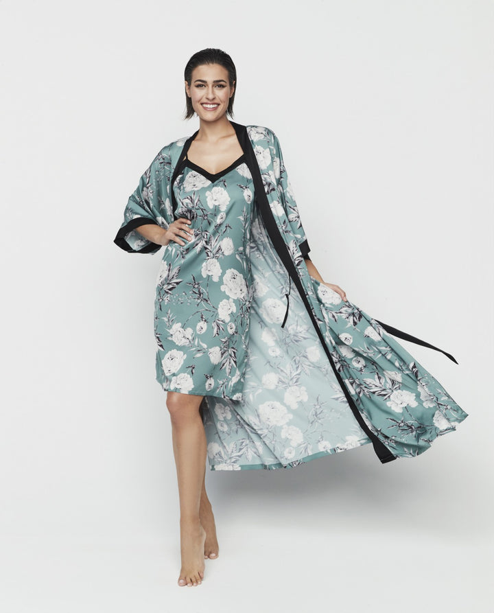 Bata lencera larga con estampado floral