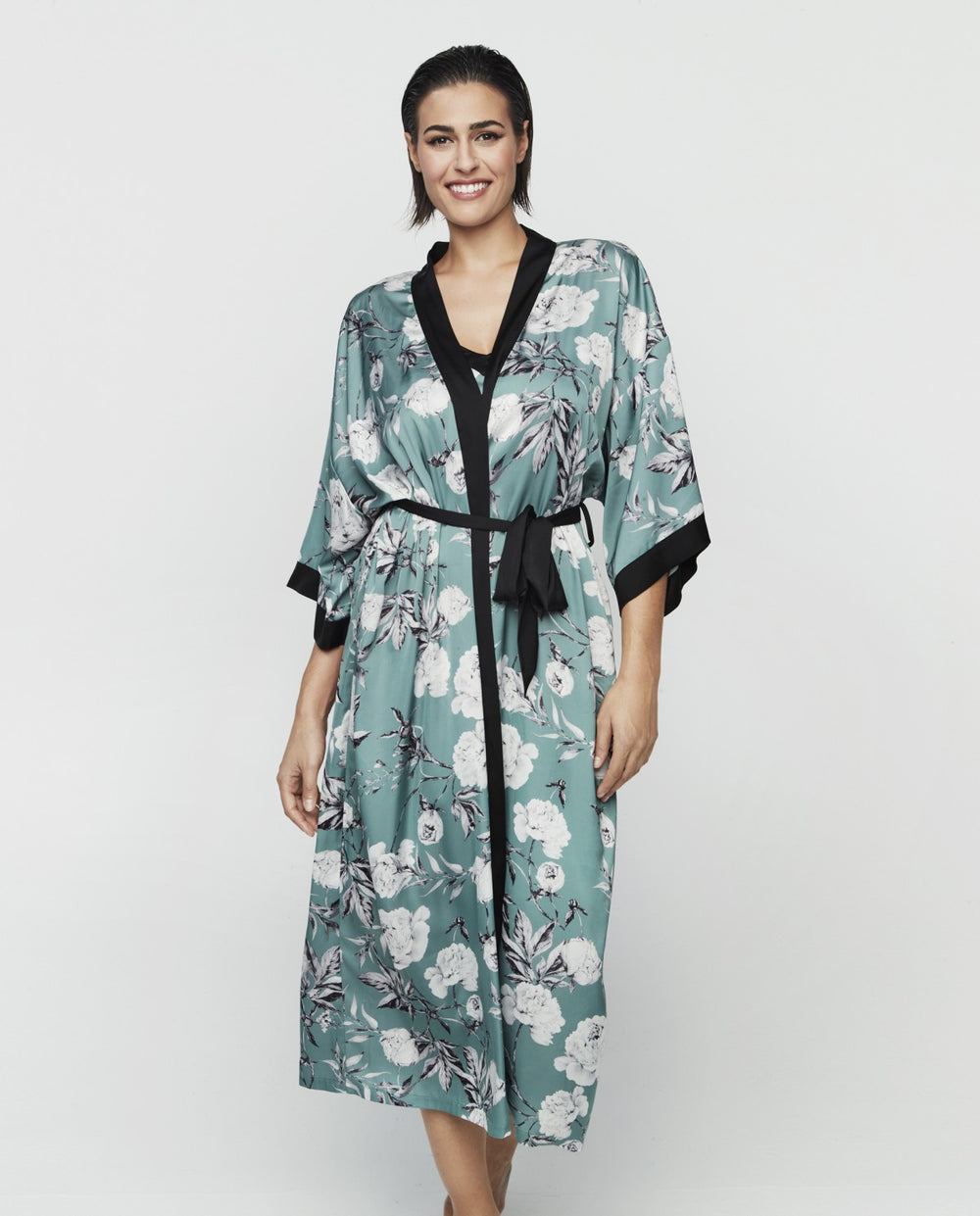 Bata lencera larga con estampado floral