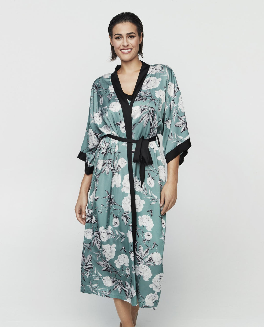 Bata lencera larga con estampado floral