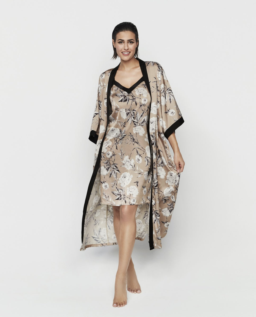 Bata lencera larga con estampado floral