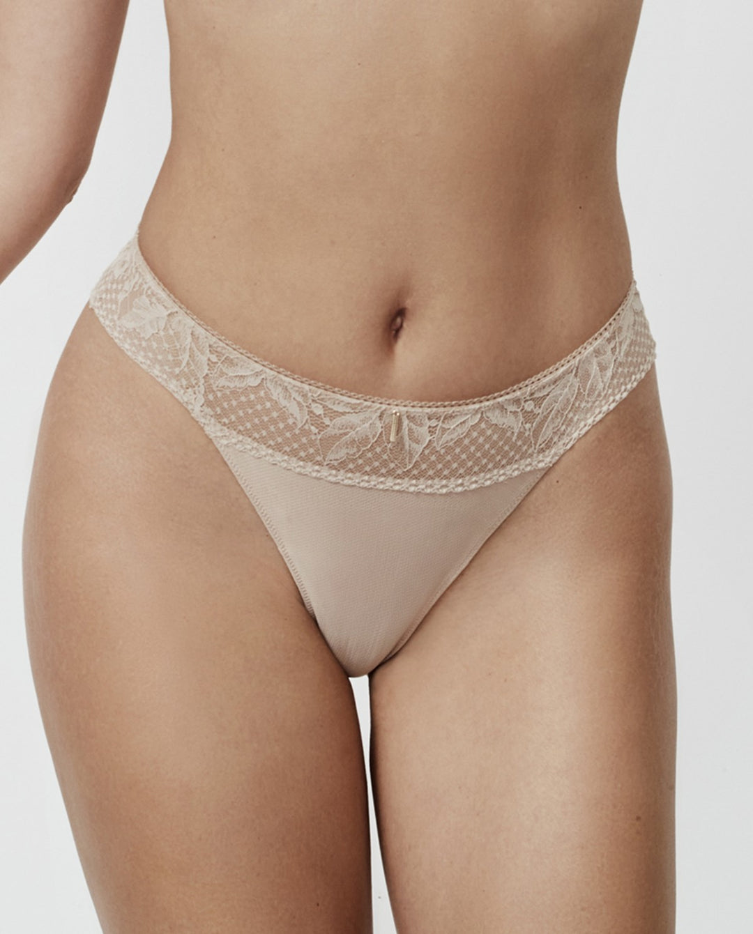 Braga brasileña con encaje floral