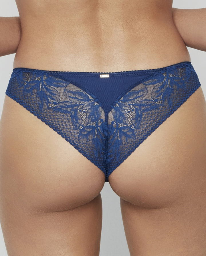 Braga brasileña con encaje floral