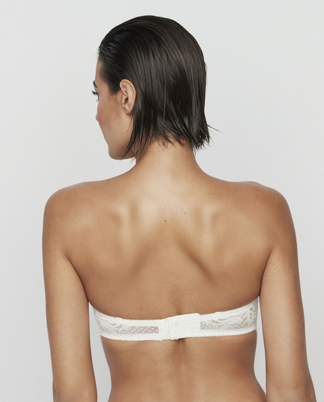 Sujetador sin tirantes con aro y foam