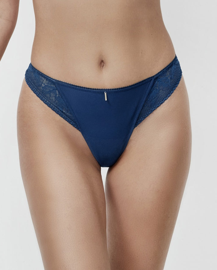 Tanga con encaje floral delicado